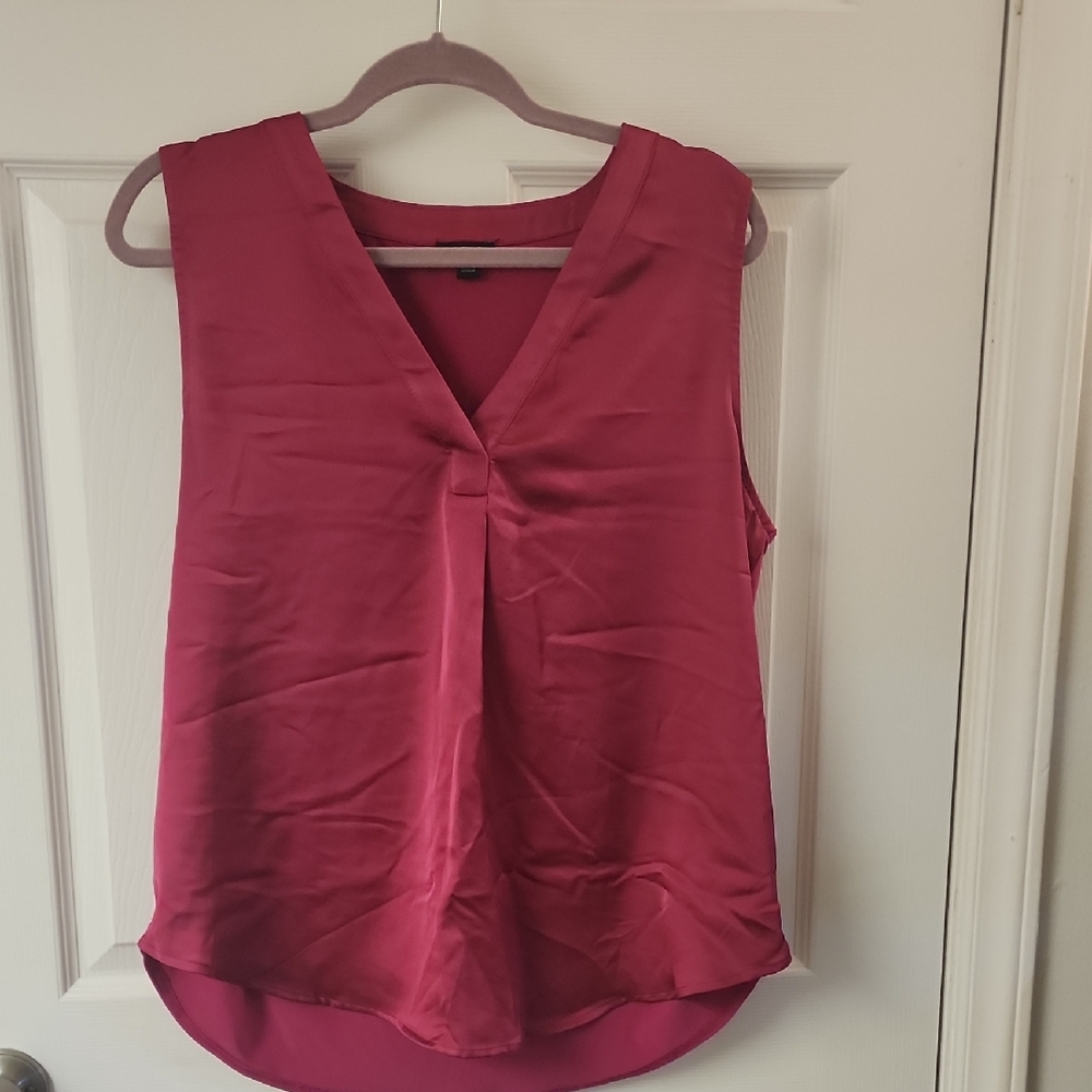 Ann Taylor V-Neck Sleeveless Blouse in Rich Pink